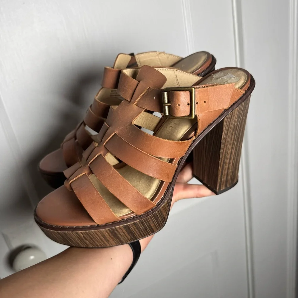 Very Volatile Los Angeles Leather Platform Tan Strappy Heels size 9